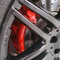 Red brake calipers gallery image 4